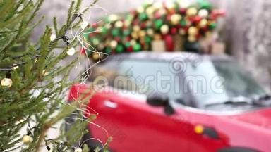 漂亮的小女孩在装饰着圣诞树的红色汽车旁玩着火花。